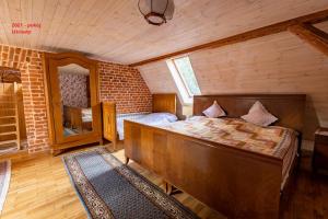 een slaapkamer met een bed in een kamer bij GAJRAJ in Radków