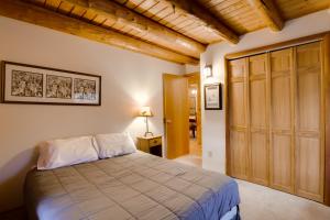 1 dormitorio con cama y armario de madera en Secluded, Pet-Friendly Cresco Log Cabin Fire Pit!, en Cresco