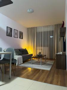 een woonkamer met een bed en een tafel bij Belvedere Holiday Club Private Apartment in Bansko