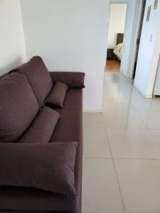 Sofá marrón en la sala de estar en Moderno y luminoso departamento en Villa Urquiza en Buenos Aires
