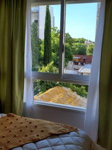 1 dormitorio con ventana y vistas al patio en Moderno y luminoso departamento en Villa Urquiza en Buenos Aires