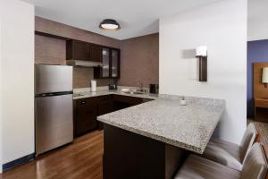 cocina con nevera y encimera en Residence Inn San Jose South/Morgan Hill en Morgan Hill