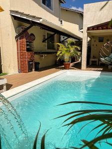 Swimming pool sa o malapit sa Casa Brisas Arembepe - arejada e aconchegante - litoral norte da Bahia com crianca - WiFi