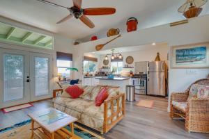 Una cocina o kitchenette en Inviting Aiea Bungalow with Balcony, Grill and Views!