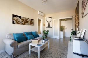 sala de estar con sofá y mesa en Mercat Sant Antoni 1, en Barcelona