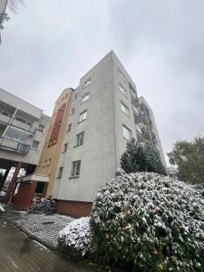 ein hohes Gebäude mit einem Blumenstapel davor in der Unterkunft Lux Flat - Blue City in Warschau