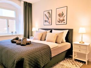 Un dormitorio con una cama con un osito de peluche. en Fynbos Apartments Deluxe, Balkon, Netflix, Parkplatz, en Meißen