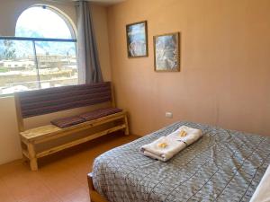 ein Schlafzimmer mit einem Bett mit zwei Handtüchern darauf in der Unterkunft Homestay Pachamama in Cabanaconde