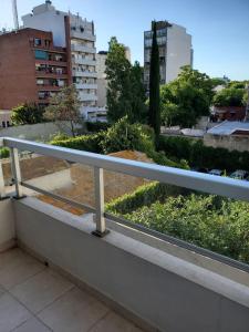 Una barandilla blanca en un balcón de una ciudad en Moderno y luminoso departamento en Villa Urquiza en Buenos Aires