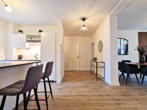 een keuken en een woonkamer met een tafel en stoelen bij Fynbos Apartments Deluxe, Balkon, Netflix, Parkplatz in Meißen