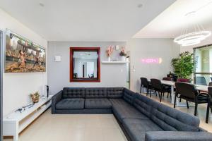 ein Wohnzimmer mit einem Sofa und einem Tisch in der Unterkunft Berloga Capsule JBR in Dubai