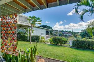 uma vista para uma casa com um quintal em Sun-Dappled Aiea Apartment 11 Mi to Beach! em Aiea