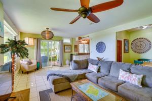 Zona d'estar a Sun-Dappled Aiea Apartment 11 Mi to Beach!