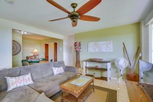 אזור ישיבה ב-Sun-Dappled Aiea Apartment 11 Mi to Beach!