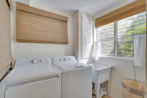 uma lavandaria branca com uma máquina de lavar roupa e uma janela em Sun-Dappled Aiea Apartment 11 Mi to Beach! em Aiea
