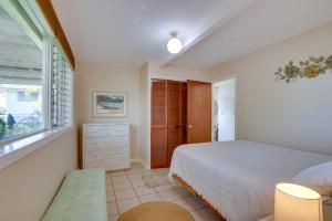 um quarto com uma cama e uma janela em Sun-Dappled Aiea Apartment 11 Mi to Beach! em Aiea