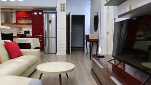 - un salon avec un canapé blanc et une table dans l'établissement Top location Kristi apartments 05, à Tirana