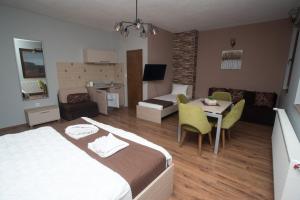 um quarto de hotel com uma cama e uma mesa com cadeiras em Villa La Munte em Kruševo