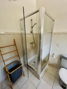 una doccia con box in vetro in un bagno di Louer la Villa Turquoise Avec Piscine Privée a Baie-Mahault Altre 6 foto