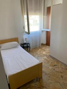 1 dormitorio con 1 cama en una habitación en Daniele rooms en Arezzo