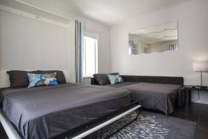 1 Schlafzimmer mit 2 Betten und einem Wandspiegel in der Unterkunft Miami Beach Getaway 100 yards from Beach in Miami Beach