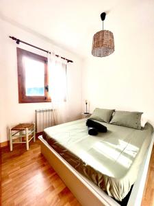 - une chambre avec un grand lit dans l'établissement Apartamento en Formigal con vistas, à Formigal
