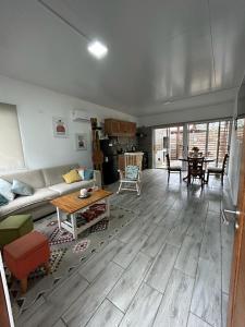 ein Wohnzimmer mit einem Sofa und einem Tisch in der Unterkunft Casas en Solis - Las Negritas in Balneario Solís