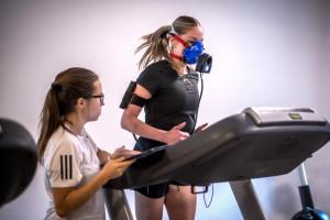 twee meisjes die voor een machine staan bij Sporthotel Zoll in Vipiteno