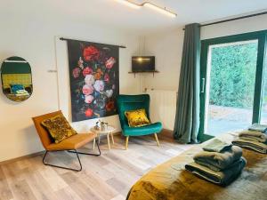 sypialnia z łóżkiem, 2 krzesłami i oknem w obiekcie Bed and breakfast aan de grens w mieście Lanaken