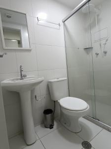 uma casa de banho com um WC, um lavatório e um chuveiro em Flat Wise SP em São Paulo