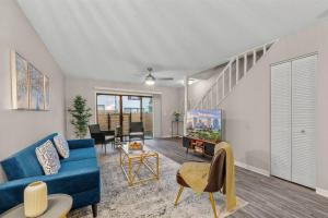 タンパにあるCozy Townhouse - Gym Pool Golf Fast WiFi 2B2Bの青いソファとテーブルのあるリビングルーム