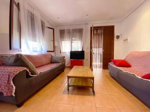 - un salon avec deux canapés et une table basse dans l'établissement Beach House close to Alicante and Airport - Apartamento Completo, à Santa Pola