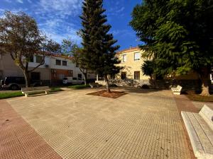 un parc avec un banc et un arbre et un bâtiment dans l'établissement Beach House close to Alicante and Airport - Apartamento Completo, à Santa Pola