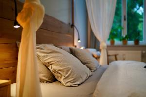 a bed with a wooden headboard and pillows at EDLER WOHNRAUM Luxuriöses Stadtstudio mit Einbaukaffeevollautomat, Balkon, Netflix & Klimaanlage in Zwickau