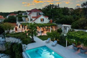 eine Luftansicht eines Hauses mit Pool in der Unterkunft Villa Shiraz in Selca