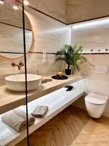 un baño con lavabo e inodoro en Apartamenty Kielce- APARTAMENT SAPHIRE przy zalew kielecki, faktura, parking, centrum, en Kielce