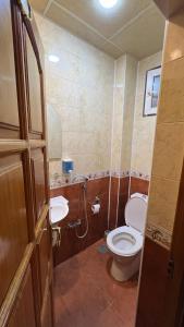 La salle de bains est pourvue de toilettes et d'un lavabo. dans l'établissement Mexx Hostel, à Baku
