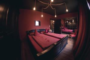 Postel nebo postele na pokoji v ubytování Erwachsenenhotel BDSM Apartment Hotel Emotion Apartments mit privater Sauna und Whirlpool