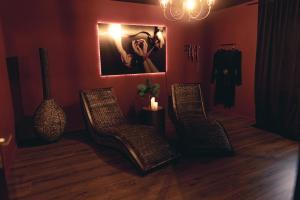 Posezení v ubytování Erwachsenenhotel BDSM Apartment Hotel Emotion Apartments mit privater Sauna und Whirlpool
