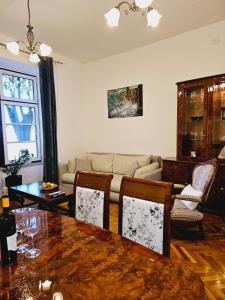 ein Wohnzimmer mit einem Tisch und einem Sofa in der Unterkunft Villa Münz Apartment Franz in Pula