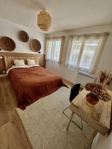 馬賽的住宿－Cocon 2 pièces avec grande terrasse à Vauban，卧室配有床、桌子和窗户。