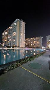 un grande edificio di notte con una piscina d'acqua di Departamento en Laguna Vista ad Algarrobo