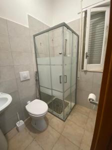 een badkamer met een glazen douche en een toilet bij MicamAle in Modugno