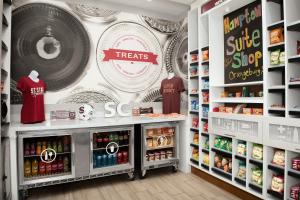 酒店内部或周边的超市或其他商店
