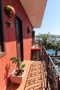 einen Balkon eines Hauses mit Pflanzen darauf in der Unterkunft Casa Flora in Cabo Frio