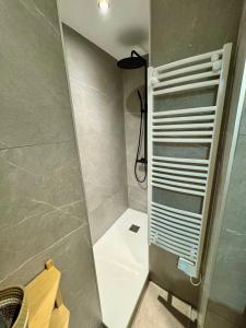 uma casa de banho com um chuveiro e um toalheiro. em Cocon 2 pièces avec grande terrasse à Vauban em Marselha