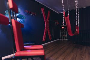 Fitness centrum a/nebo fitness zařízení v ubytování Erwachsenenhotel BDSM Apartment Hotel Emotion Apartments mit privater Sauna und Whirlpool