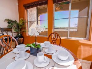 tavolo da pranzo con tazze bianche e piattini di Luxury San Felipe Mexico Golf Course Condo a San Felipe