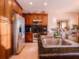 una cucina con lavello in acciaio inox e mobili in legno di Luxury San Felipe Mexico Golf Course Condo a San Felipe Altre 23 foto