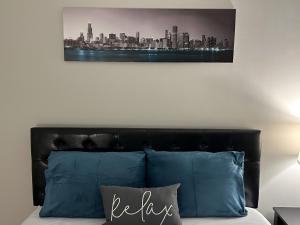 a picture of a city skyline above a bed at Modern Vibes 1br/1ba Oak Park IL in Oak Park